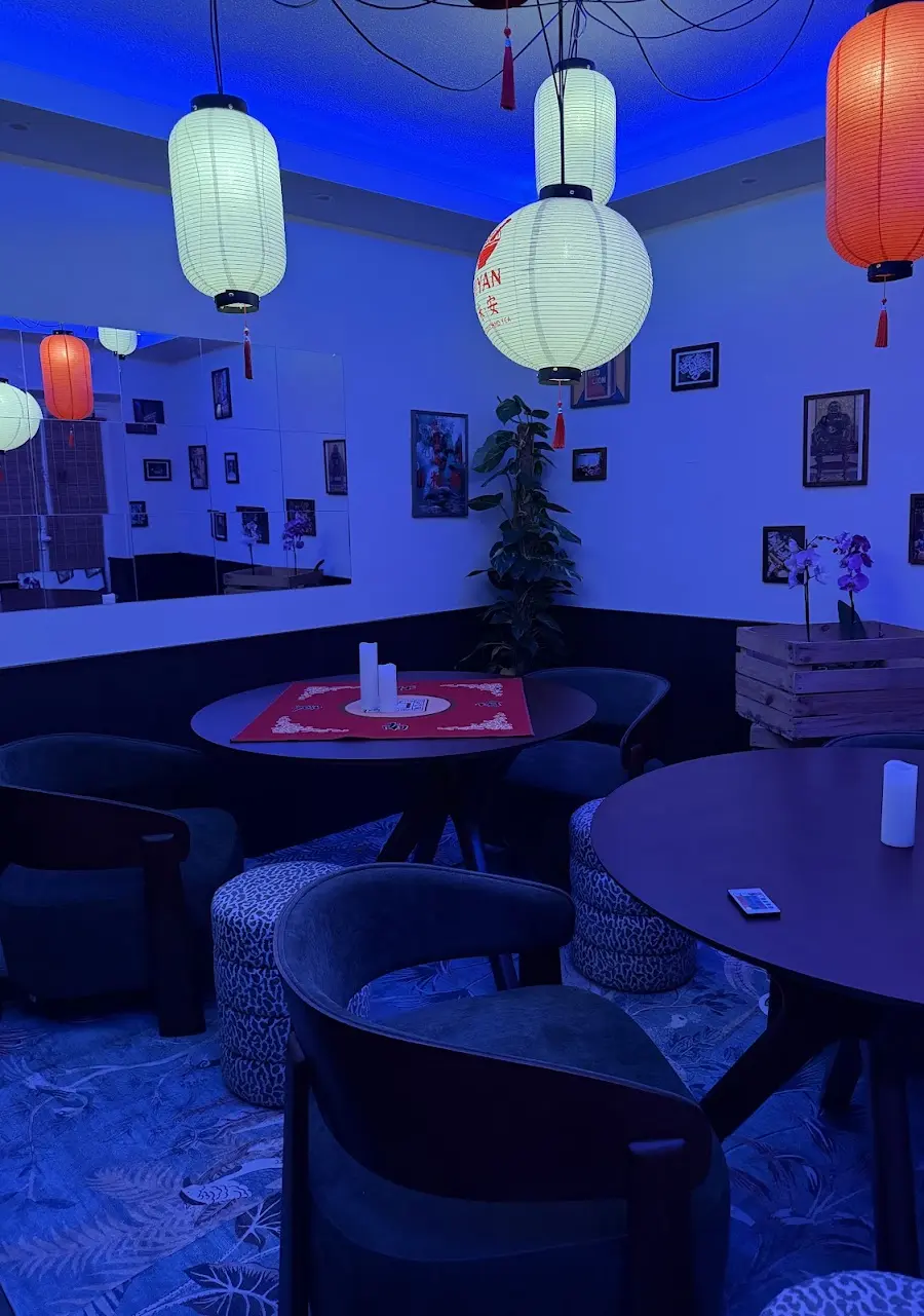 Salle de MIYAN éclairée en bleu sous des lanternes en papier