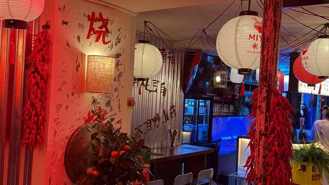 Salle de MIYAN avec lanternes blanches et piments rouges