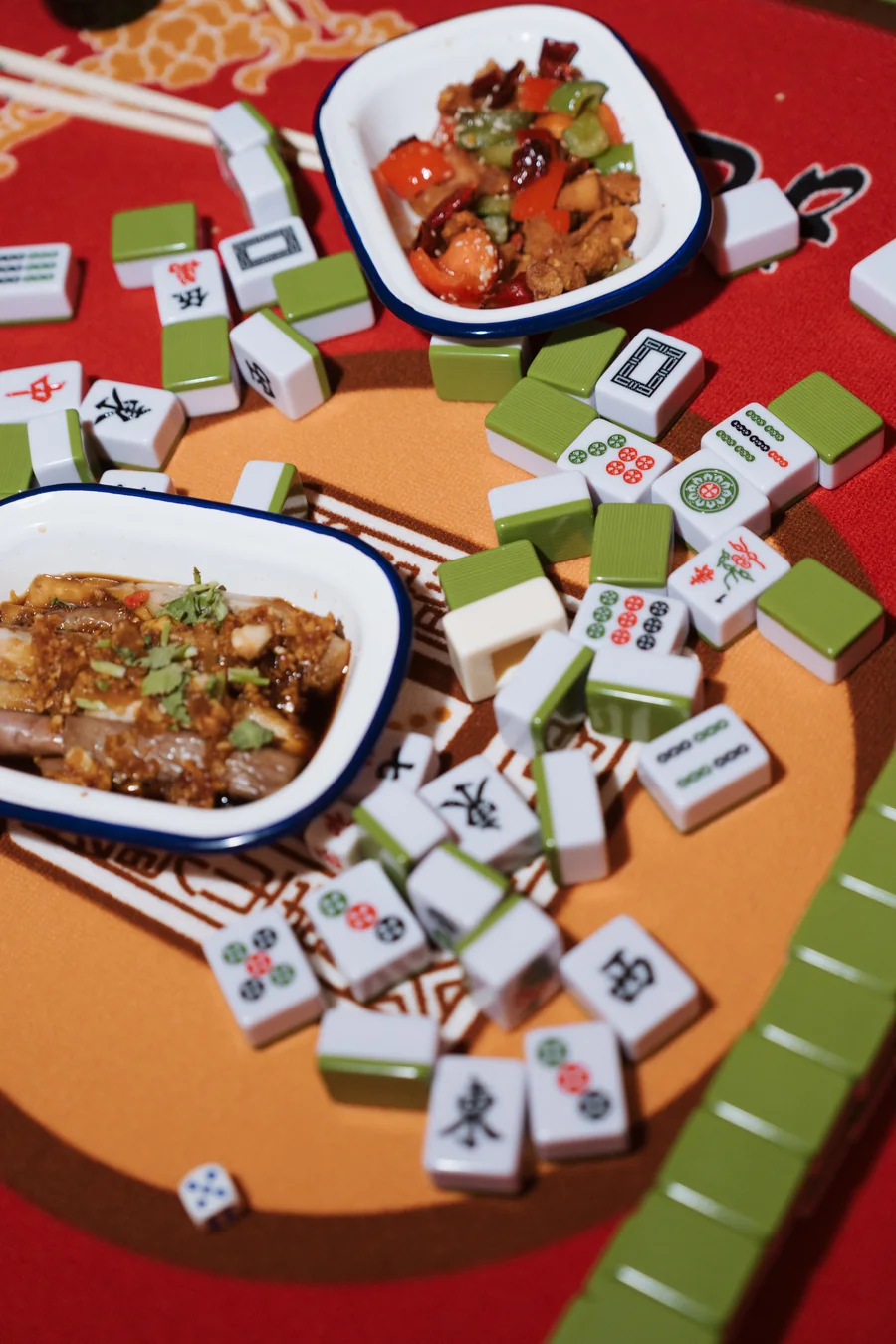 Plats de MIYAN sur une table rouge avec des tuiles de mah-jong